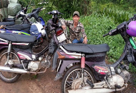 Nài thuốc lá lậu chạy xe bán mạng đổi lợi nhuận